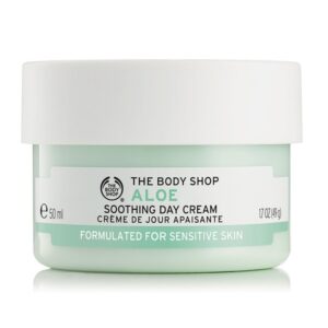 رطوبترسانی به پوست خشک و دهیدراته آرامشبخش و تسکیندهنده پوست مناسب پوستهای حساس و تحریکپذیر فرمولاسیون گیاهی (وگان) فاقد بو، الکل و ترکیبات حساسیتزا بافت سبک و غیرچرب غنی شده با عصاره آلوئهورا