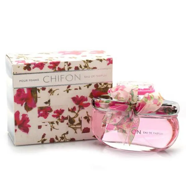 7-3 عطر امپر چیفون؛ لمس لطافت زنانه در قالب رایحهای شیرین و آرامشبخش امپر چیفون (Emper Chifon) یک عطر زنانه از برند امپر است که در امارات متحده عربی تولید شده و در دسته ادو پرفیوم قرار میگیرد. این عطر برای بانوانی طراحی شده که به رایحههای لطیف، روشن و احساسی علاقه دارند و دوست دارند عطرشان بازتابی از ظرافت درونی و روحیه آرام آنها باشد. امپر چیفون بیش از آنکه عطری پرهیجان یا سنگین باشد، عطری است که با نرمی و احساس، خودش را معرفی میکند. رایحه امپر چیفون در گروه گلی، چوبی و مُشکی قرار میگیرد؛ ترکیبی که باعث میشود عطر هم زنانه و دلنشین باشد و هم حس تمیزی و ماندگاری خوبی داشته باشد. اگر بخواهیم خیلی ساده توضیح بدهیم، چیفون عطری است شیرین و شفاف که حس طراوت و پاکی را در ذهن تداعی میکند؛ عطری که یادآور روزهای آفتابی، لباسهای روشن و حالوهوای سبک و مثبت است. در اولین لحظات استفاده، رایحه با ترنج و نارنگی ماندارین آغاز میشود. این شروع مرکباتی، حس شادابی و تازگی ایجاد میکند و باعث میشود عطر از همان ابتدا دوستداشتنی و قابلقبول باشد. این بخش از رایحه حالتی روشن و سبک دارد و بدون تندی یا تلخی، انرژی ملایمی به فضا میبخشد. شروع امپر چیفون بهگونهای است که حتی برای کسانی که به عطرهای سنگین عادت ندارند، بسیار دلپذیر خواهد بود. پس از مدتی، عطر وارد قلب گلی خود میشود. در این مرحله، رز و یاس نقش اصلی را بازی میکنند و در کنار آنها چوب صندل سفید و پونه کوهی به رایحه عمق و تعادل میدهند. این ترکیب باعث میشود عطر حالتی زنانهتر، لطیفتر و کمی احساسی پیدا کند. رایحه در این بخش بسیار آرام و تمیز است و حس لطافت و ظرافت را بهخوبی منتقل میکند، بدون اینکه بیش از حد شیرین یا سنگین شود. در پایان، رایحه به مشک و وانیل میرسد؛ جایی که عطر گرما و نرمی بیشتری پیدا میکند. مشک حس پاکی و لطافت را تقویت میکند و وانیل، شیرینی ملایمی به عطر میبخشد که باعث میشود رایحه روی پوست دلنشین و ماندگار باشد. این پایانبندی، امپر چیفون را به عطری آرامشبخش و دوستداشتنی تبدیل میکند که حضورش خستهکننده نیست. از نظر احساسی، امپر چیفون عطری است که حس آرامش، لطافت، زنانگی و مثبتاندیشی را القا میکند. این عطر بیشتر مناسب بانوانی است که دوست دارند رایحهشان نرم، تمیز و دلنشین باشد و حضورشان را با ظرافت معرفی کند، نه با شدت و اغراق. با توجه به ساختار رایحه و حس کلی آن، امپر چیفون برای فصلهای گرم سال انتخاب بسیار مناسبی است. بهار و تابستان بهترین زمان استفاده از این عطر هستند، اما در روزهای معتدل پاییز هم میتواند انتخاب خوبی باشد. این عطر برای استفاده روزمره، دورهمیهای دوستانه، محل کار و موقعیتهایی که به رایحهای ملایم و زنانه نیاز دارید، کاملاً مناسب است. بطری امپر چیفون نیز بازتابی از شخصیت رایحه است. پاپیون چیفونی ظریف روی بطری، حس لطافت، خلوص و حساسیت را بهخوبی نشان میدهد و طراحی آن بهگونهای است که با روح زنانه و آرام عطر هماهنگ باشد. اگر به رایحه امپر چیفون علاقه دارید، احتمالاً عطرهایی با فضای گلی، شیرین و مُشکی نیز برایتان جذاب خواهند بود. برخی از این عطرها ممکن است گرمتر یا شیرینتر باشند، اما چیفون بهدلیل طراوت و سبکی، انتخابی راحتتر برای استفاده روزانه است. سوالات متداول آیا امپر چیفون عطری شیرین است؟ بله، اما شیرینی آن لطیف و متعادل است و آزاردهنده نیست. این عطر بیشتر مناسب چه زمانی است؟ برای استفاده روزمره و فصلهای گرم سال بسیار مناسب است. آیا این عطر حس سنگینی دارد؟ خیر، رایحه آن سبک، تمیز و آرام است. جمعبندی امپر چیفون عطری زنانه با رایحهای شیرین، گلی و مُشکی است که با شروعی مرکباتی و پایانی نرم و وانیلی، حس لطافت و آرامش را منتقل میکند. ادو پرفیوم بودن، ساختار متعادل و رایحه سبک و زنانه، این عطر را به انتخابی مناسب برای روزهای گرم و استفاده روزمره تبدیل کرده است. اگر بهدنبال عطری هستید که ظرافت، طراوت و حس مثبت را همزمان ارائه دهد، امپر چیفون میتواند انتخابی دلنشین باشد.
